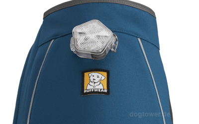 Ruffwear Beacon, befestigt an der Ruffwear Cloud Chaser