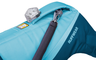 Praktische Anleinmöglichkeit und Befestigung des Ruffwear Sicherheitslicht